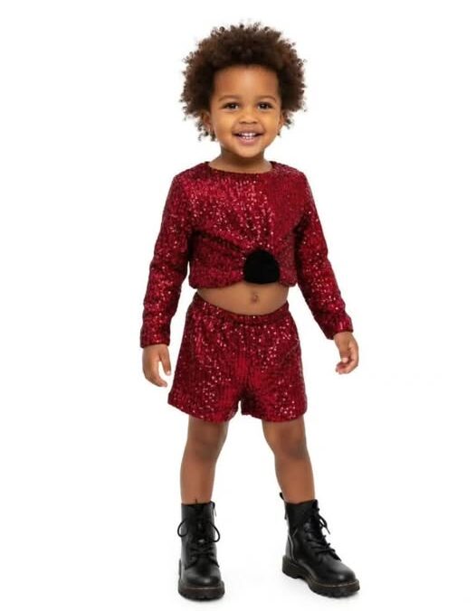 Σετ τοπ με σορτς και λουλούδι καρφίτσα